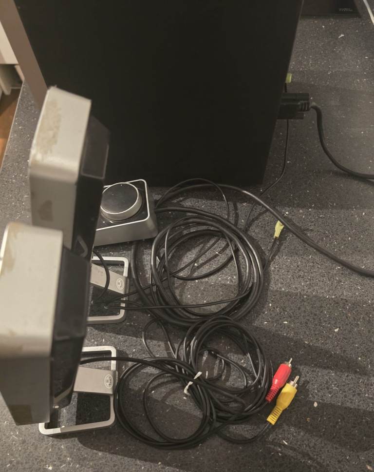 LOGITECH Z4 2.1 SPEAKER for PC COMPUTER with Subwoofer & Dual Satellite speakers