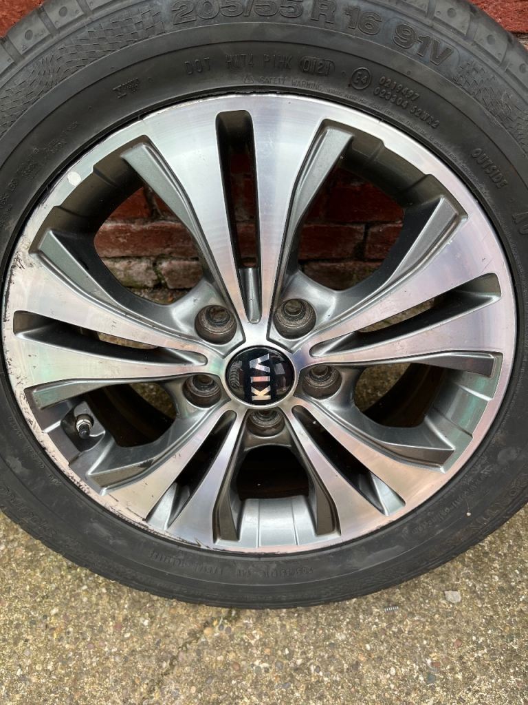 Kia venga 3 alloy wheel and tyre 