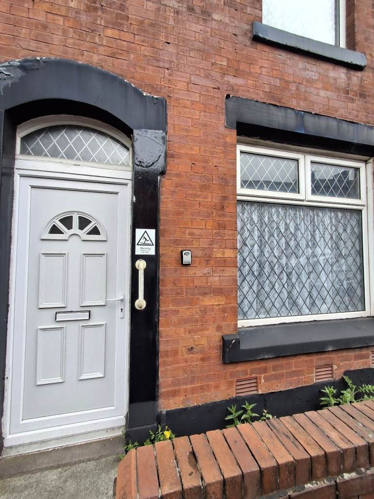 🏡🏘️3 Bed Terrace Open Plan, Double Size Rooms, Oldham, OL1