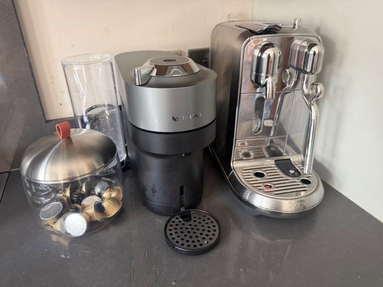 Nespresso Coffee Machine with Pod Holder – Good Condition