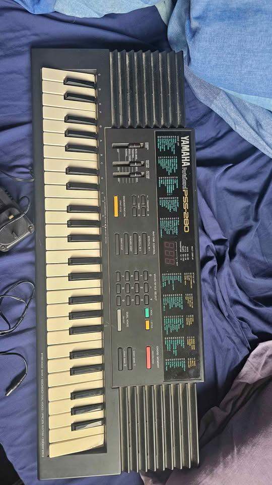 Yamaha keyboard 49key come with adapter