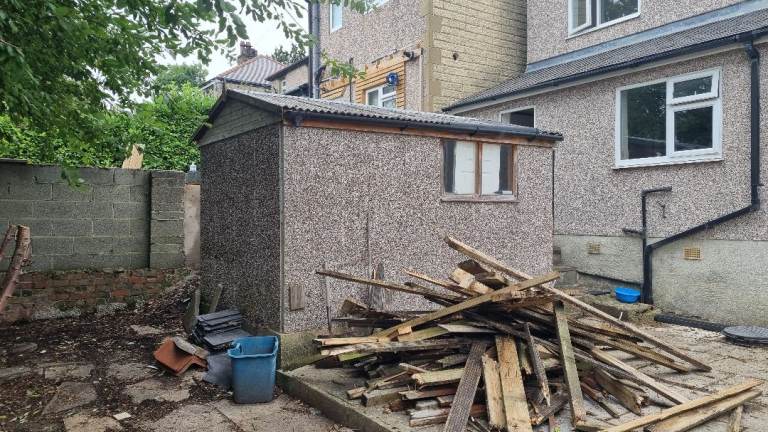 Shed to dismantle and collect