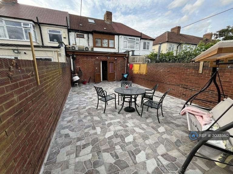 1 bedroom in New Park Avenue, London, N13 (#3033380)