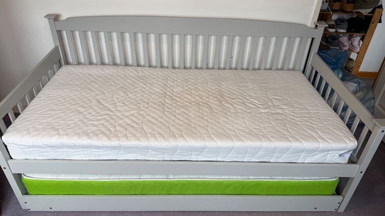 Bed Trundle fold away 