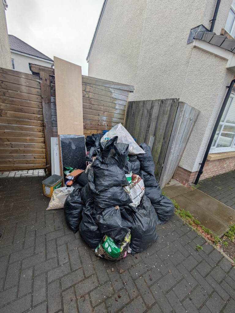 RELIABLE RUBBISH REMOVAL - HOUSE/GARAGE/GARDEN CLEARANCE - BINS EMPTIED - COUCH/MATTRESS UPLIFT