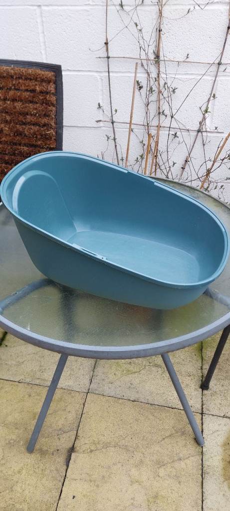 Medium Cat litter tray.  