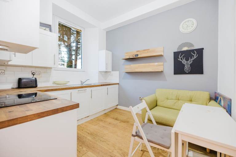 Quirky, 1-bedroom, ground floor flat in Dalry – available NOW