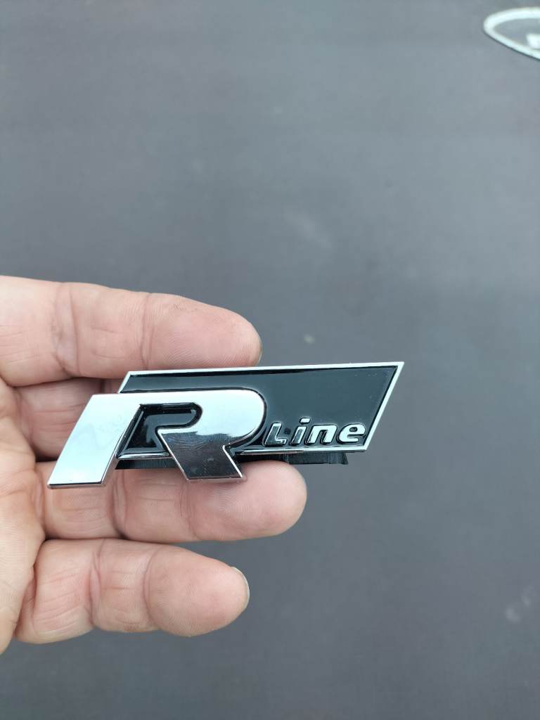 R LINE GRILLE BADGE 