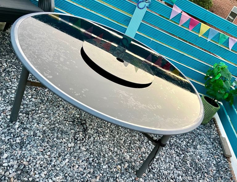 5’ diameter black glass top table