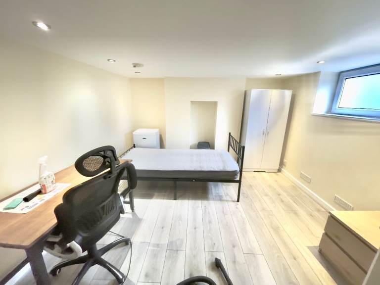 Large Single Basement Room – Guildford Town Centre (All Bills Inc. / 2 Min to Station)