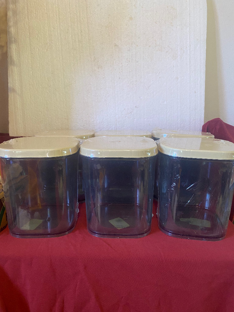Plastic storage containers set of 6 . 