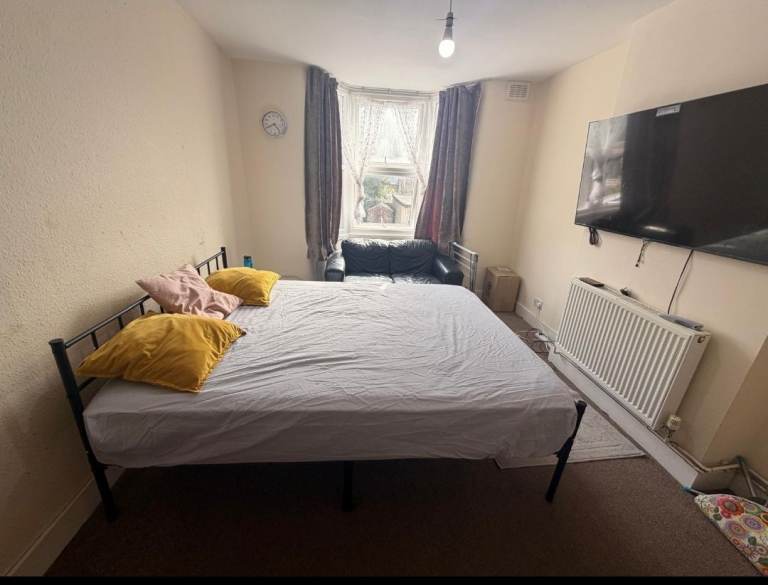 Double bedroom for rent for girls 