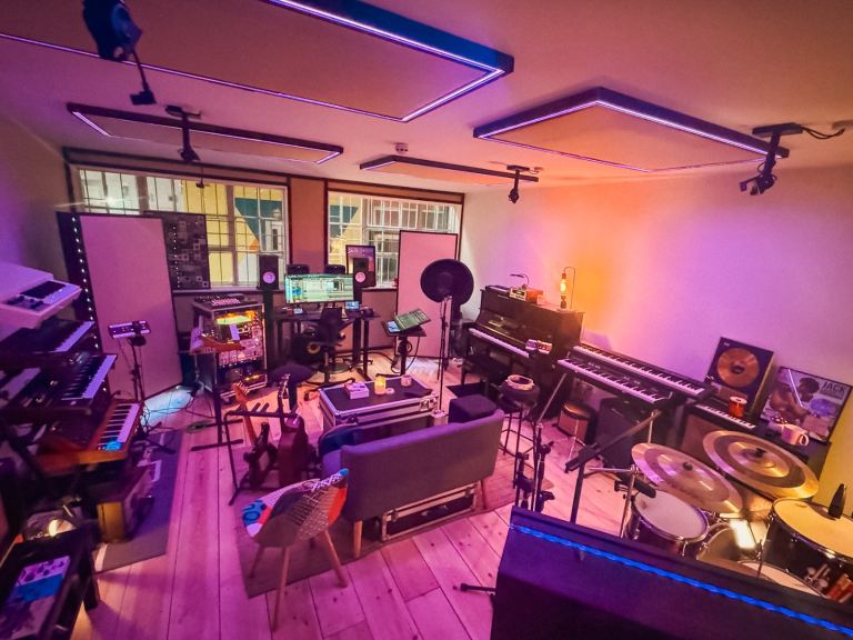 New DEALS Music Producer and Mixer with Top Recording Studio in London