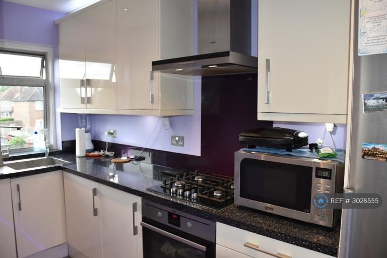 2 bedroom flat in Amesbury Road, Feltham, TW13 (2 bed) (#3028555)