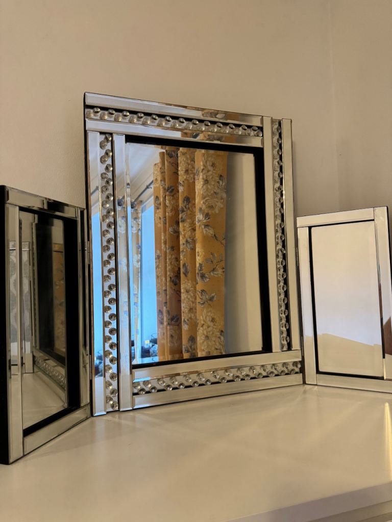 Dressing table mirror