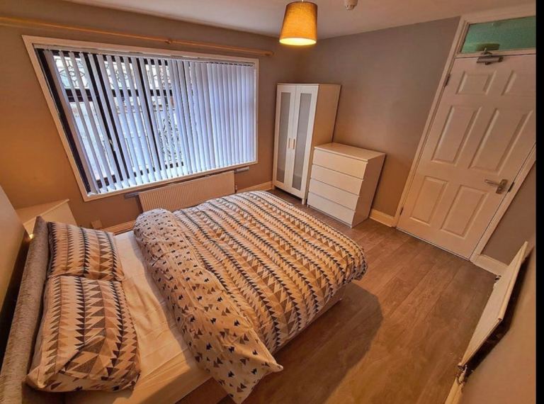 SPACIOUS MODERN ROOM AVAILABLE LOWER ANTRIM ROAD 