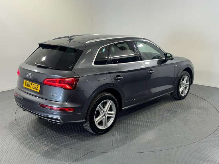 Audi Q5 2017, 1984 (cc), with Leather seats , Bang Olufsen speakers , Apple Carplay, Sunroof