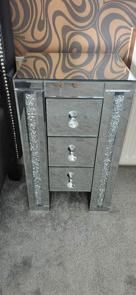 Small mirrored 3 drawer unit 