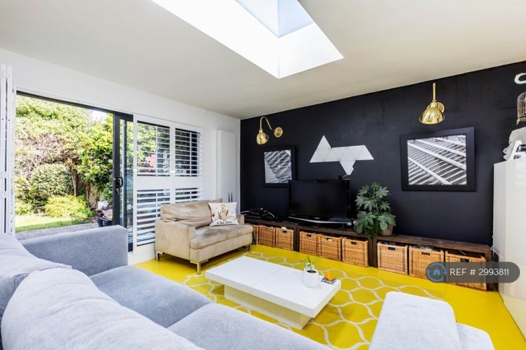 2 bedroom flat in Balmoral Court, Southsea, PO5 (2 bed) (#2993811)