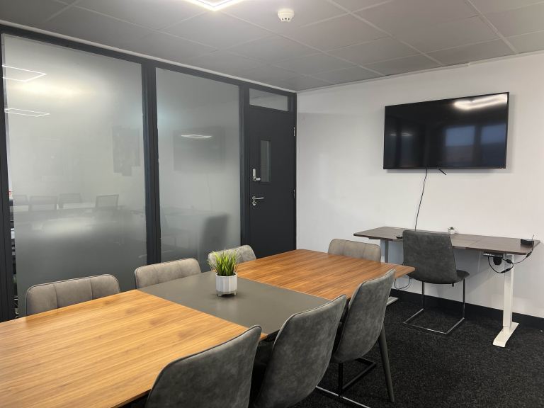 Leeds - LS286LE \ Large Office for Rent Customisable for 10 Desks