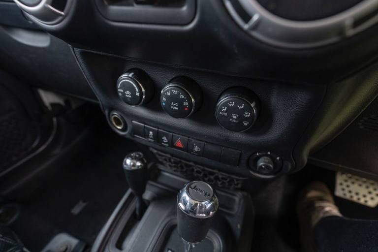 2013 Jeep Wrangler 2.8 CRD Sahara SUV 4dr Diesel Auto 4WD Euro 5 (197 bhp) CONVERTIBLE Diesel Aut...