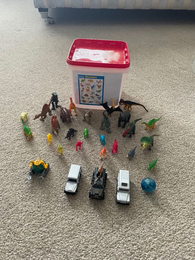 Dinosaurs & Jurassic Vehicles  - 32 items 