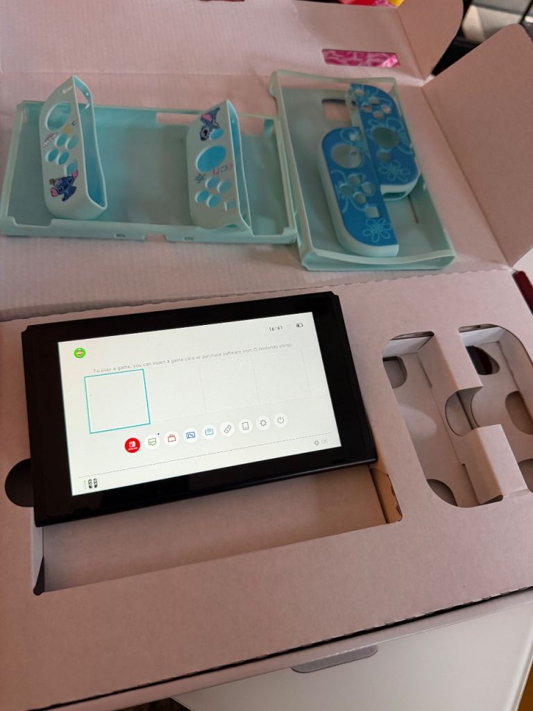 Nintendo switch screen and box 