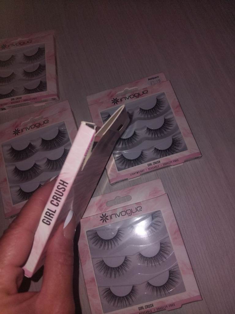 Fake lashes