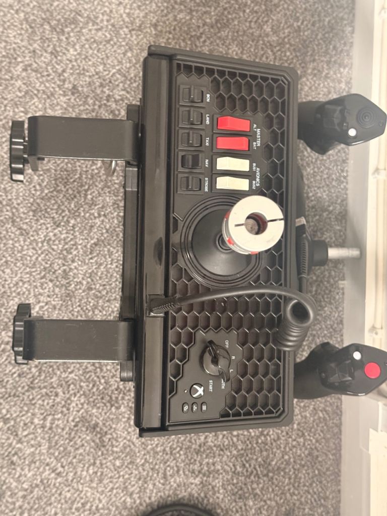 Honeycomb Alpha Flight Controls XPC Yoke & Switch Panel