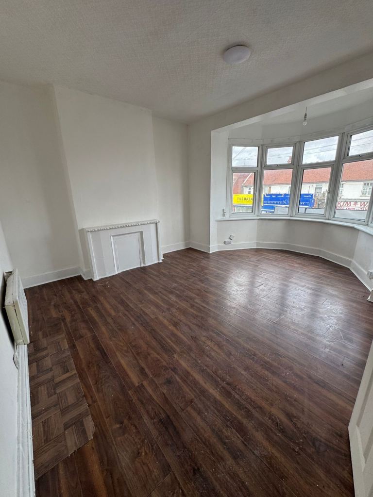 3 doubel room 1 box room flat rent ilford Redbridge IG4