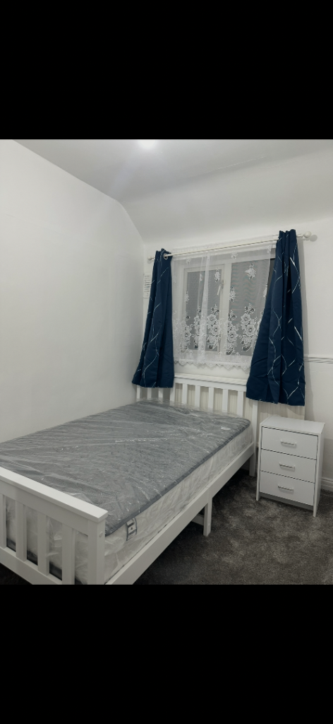 1 semi double room to rent 