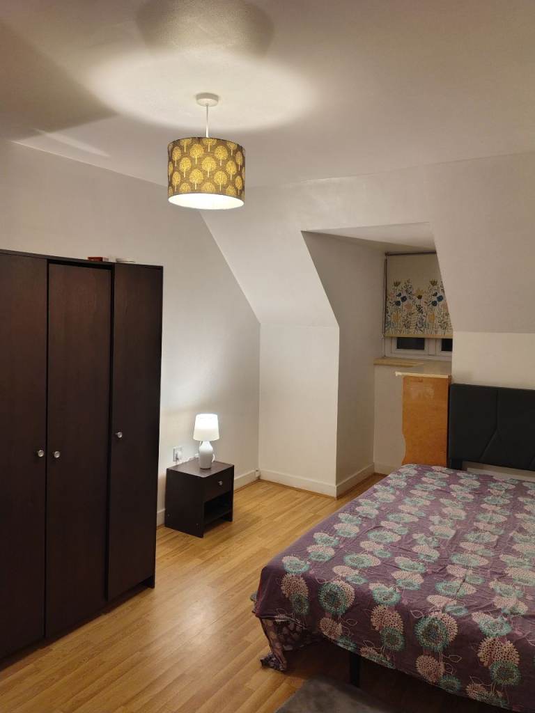 Spacious & Cosy Double Room for Rent at Loughton MK58BU