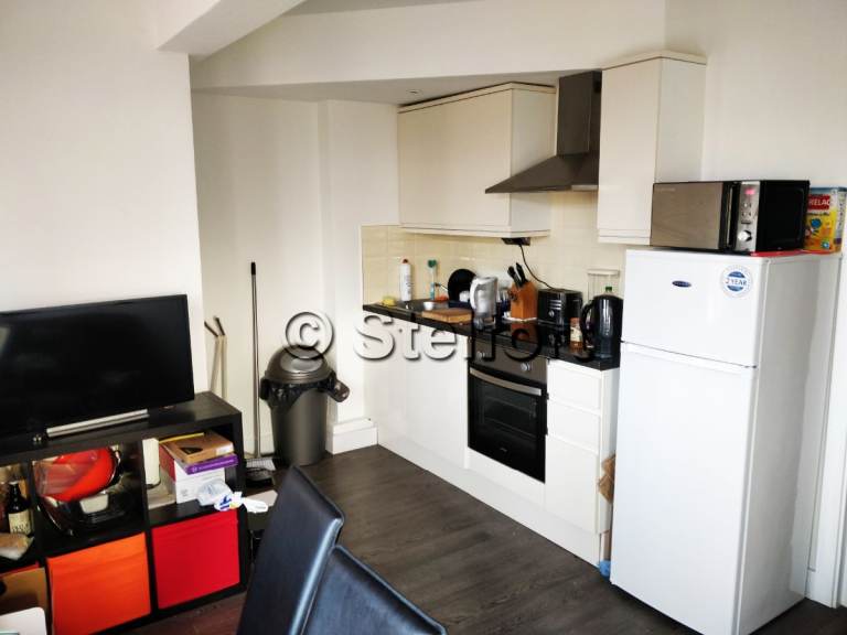 2 bedroom flat in Mottingham Road, London SE9