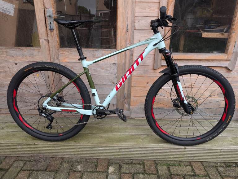 Giant Fathom 2 Mountain Bike Hard Tail Size Medium