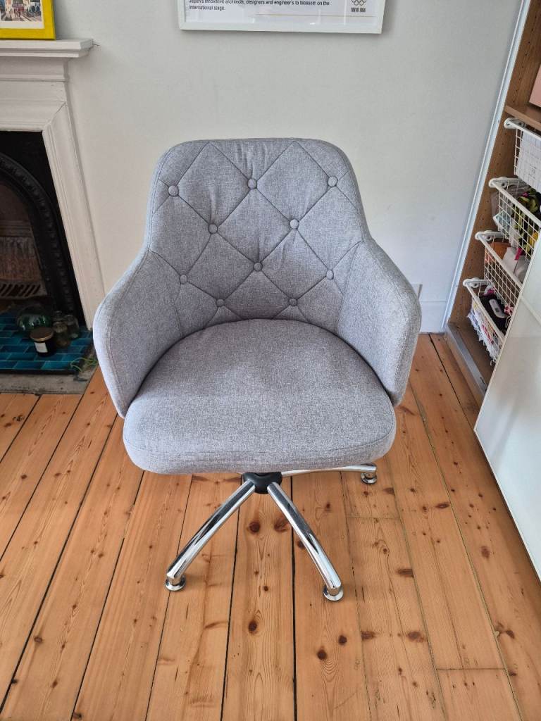 Grey Fabric Office Chair with Button Back – Excellent Condition