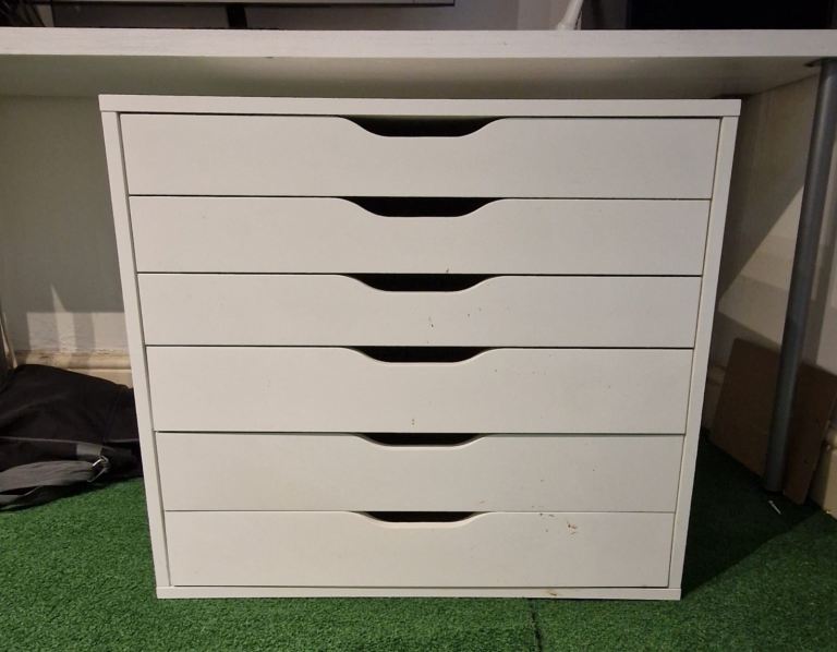 White Chest of 6 Drawers – Good Condition