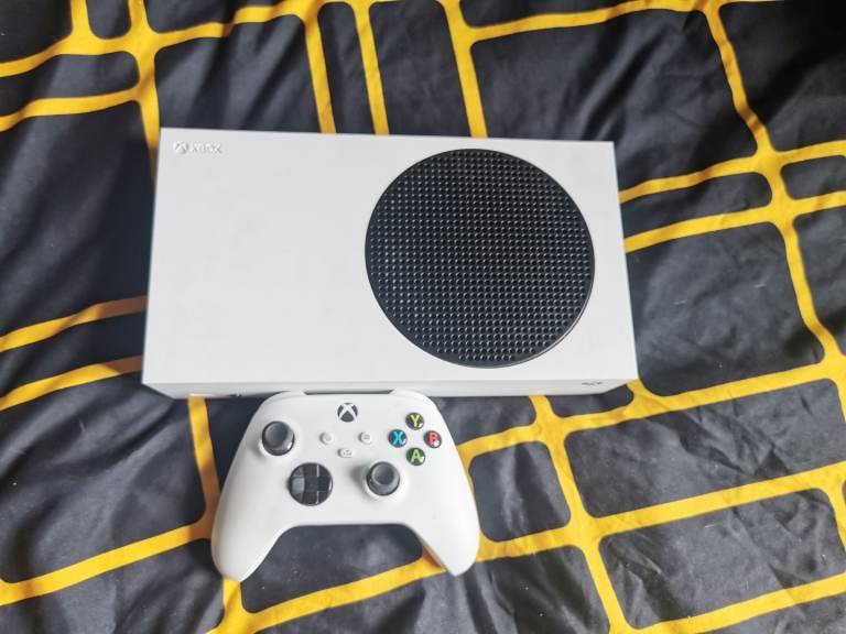 XBOX SERIES S 512GB NO BOX WITH WIRES AND CONTROLLER 