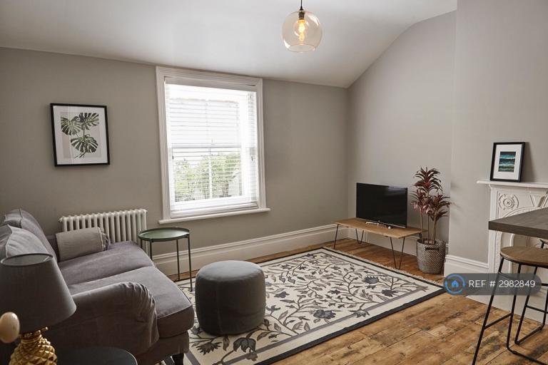 1 bedroom flat in Westbourne Arcade, Bournemouth, BH4 (1 bed) (#2982849)