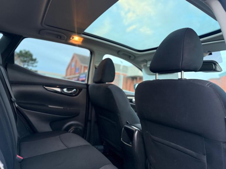 2015 Nissan Qashqai 1.2 DiG-T N-Tec+ 5dr HATCHBACK Petrol Manual