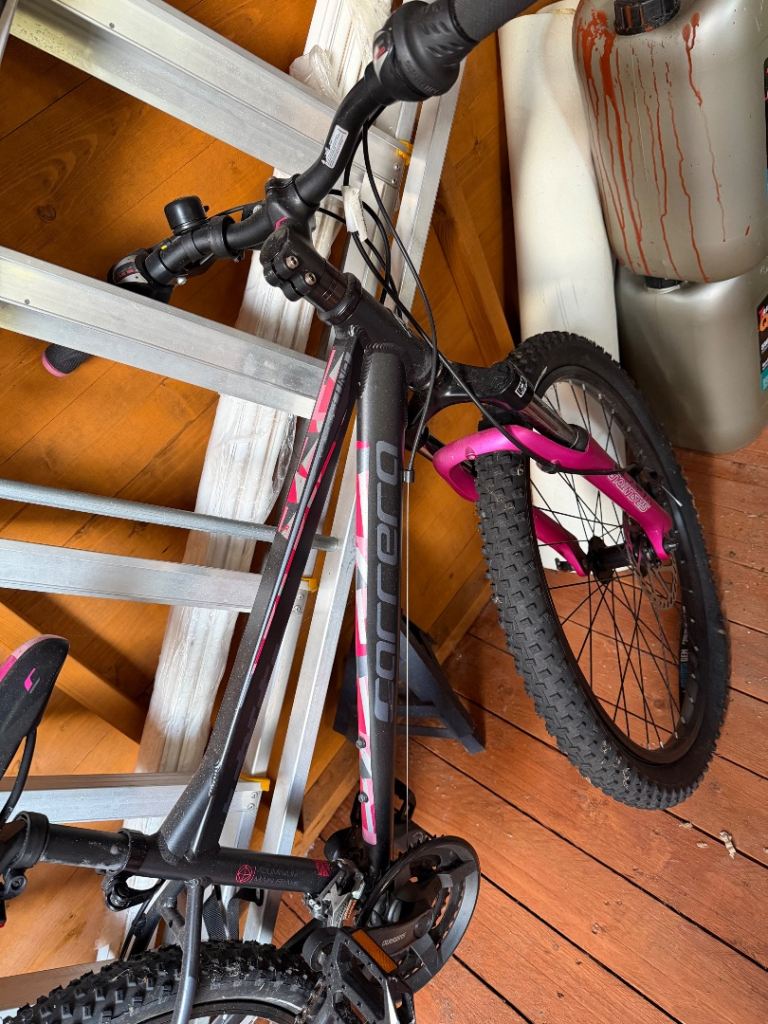 Junior carrera Mountain Bike – Black and Pink – Excellent Condition