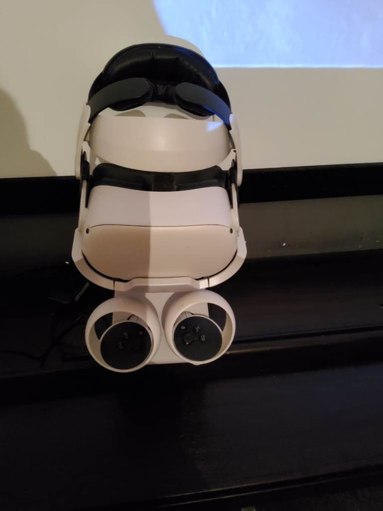 Quest 2 256gb Headset with Controllers and Charging Dock – Good Condition