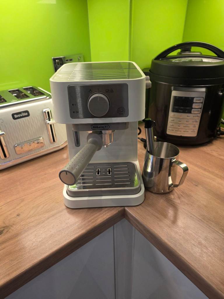 DeLonghi Coffee Machine with frother
