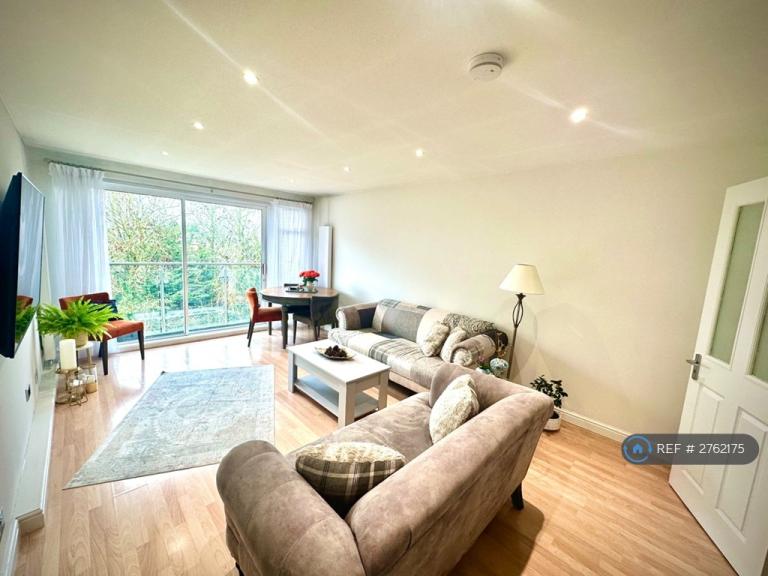 2 bedroom flat in Holders Hill Road, London, NW4 (2 bed) (#2762175)