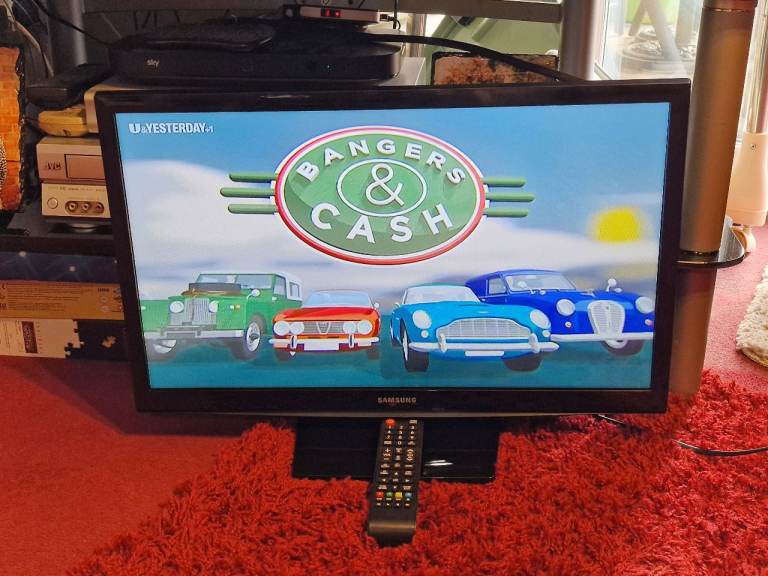 Samsung 24” Smart HD Ready LED TV with Remote Control. Excellent Condition.
