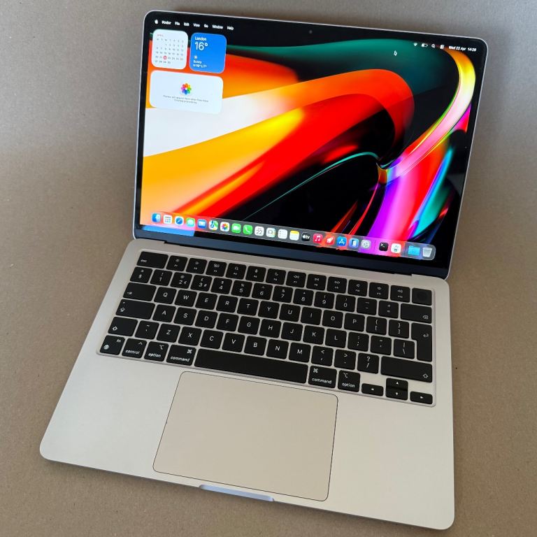 Apple MacBook Air 13" M2 8GB RAM 256GB SSD | Starlight Laptop MacOS Tahoe