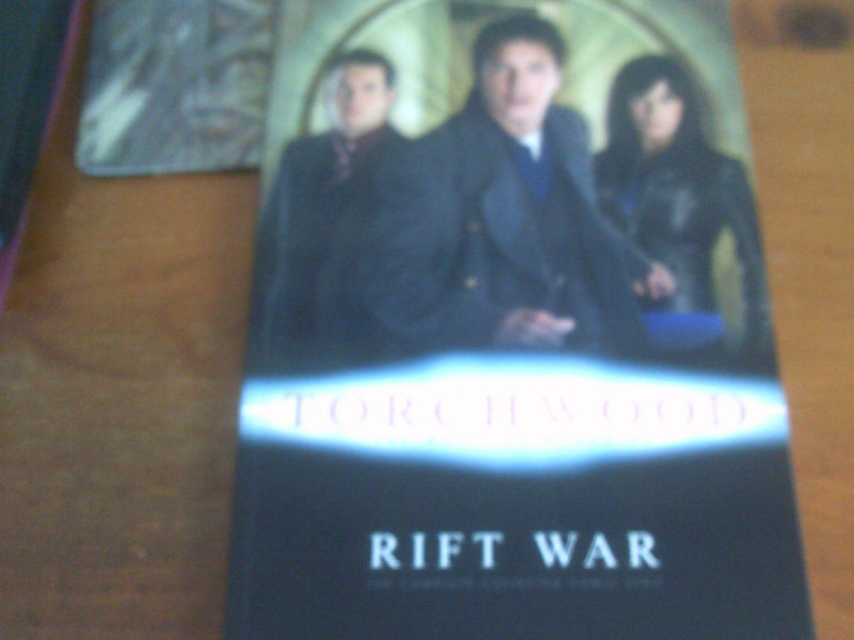 torch wood   rift war multi signed  comic  book  p/b  