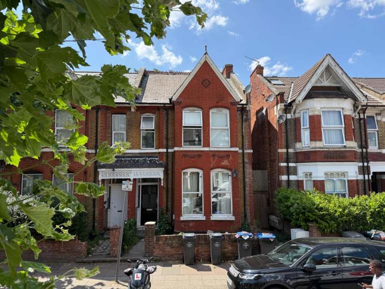 1 bedroom flat in 12 Harlesden Gardens, London, NW10 Book Online - The Rent Guru {894}