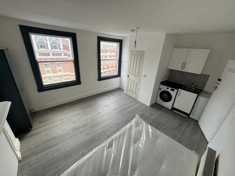 Furnished studio Flat to rent- west Hampstead NW6