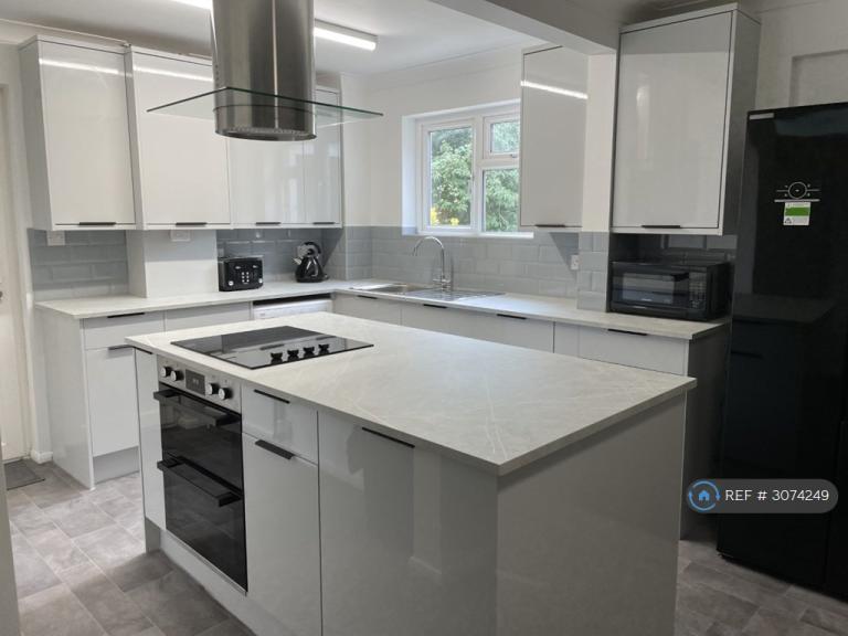 6 bedroom house in Goldfinch Close, Colchester, CO4 (6 bed) (#3074249)