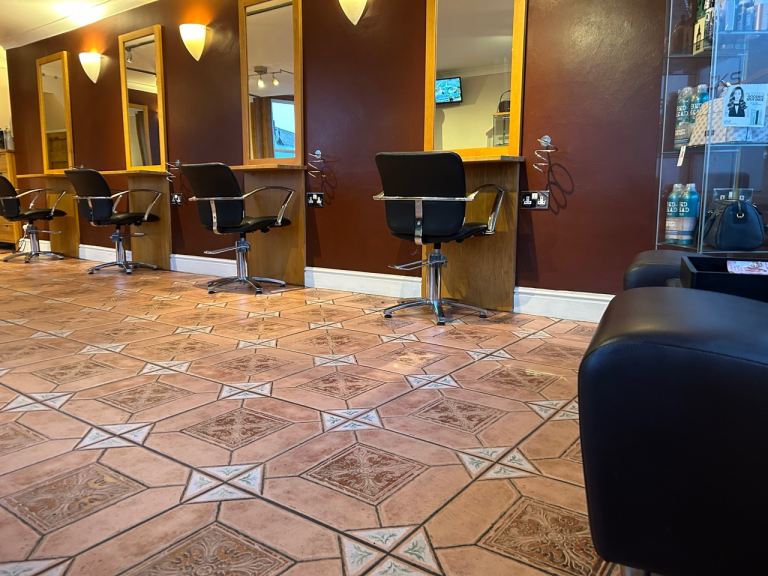 Salon Chair to Rent Hairdresser Stylist Wanted Very Busy Vibrant Hair Saloon Free Parking!